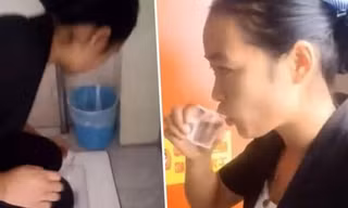 Để chứng minh là mình cọ rất sạch, cô nhân viên lau dọn uống nước từ toilet mình vừa cọ