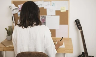 Nữ sinh trung học viết gì trong bài luận về ước mơ mà cô giáo bảo “không thể chấp nhận“?