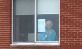 Dòng chữ ở cửa sổ bệnh viện