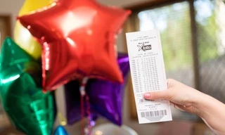 Trúng xổ số nhờ kiên nhẫn mua cùng một số