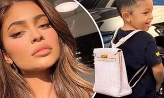 Kylie Jenner (lại) bị chỉ trích vì cho con gái đeo balô Hermès “đắt hơn ô tô” để học ở nhà