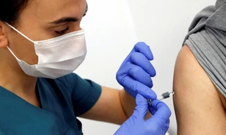 Có 6 người tử vong khi thử nghiệm vaccine COVID-19 của Pfizer, tại sao vẫn cho là an toàn?