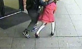 Cô bé 11 tuổi thoát khỏi kẻ bắt cóc bằng cách đá hắn thật mạnh, giằng tay chạy đi kêu cứu