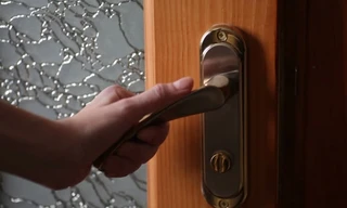 Liên tục nghe thấy tiếng gõ cửa giữa đêm, người dân cả một khu vực sợ đến không dám ngủ