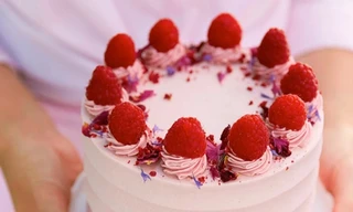 Nam sinh viên đặt tiệm bánh gửi bánh cho… 5 cô người yêu khác nhau vào đúng ngày Valentine