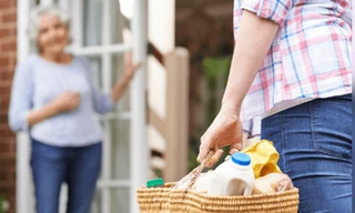 Để giúp người già giảm nguy cơ nhiễm virus corona, cô gái này làm một việc tử tế