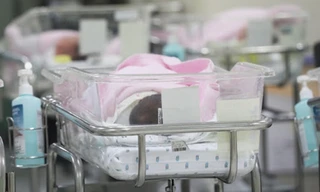 Sau khi trách người mẹ đăng bán con gái sơ sinh trên chợ đồ cũ, mọi người lại muốn giúp