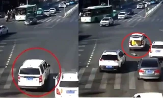 Người đi đường sốc khi em bé 3 tuổi rơi từ xe ô tô xuống, rồi đứng bật dậy chạy theo xe