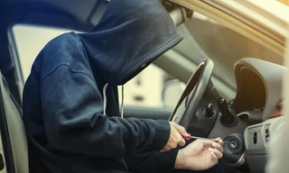 Tên trộm lấy cắp xe ô tô, phát hiện trên xe có một em nhỏ, liền lái xe quay lại… mắng người mẹ