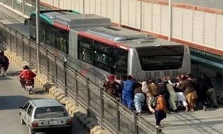 Xe buýt nhanh BRT bị hỏng khiến hành khách phải xuống đẩy, cư dân mạng không thể nhịn cười