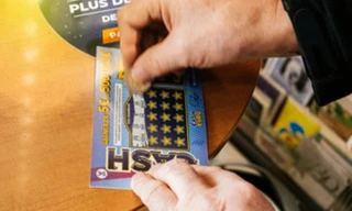 4 người ăn xin không được cho tiền mà được mỗi tấm vé số cào, ai ngờ trúng luôn 1,4 tỷ