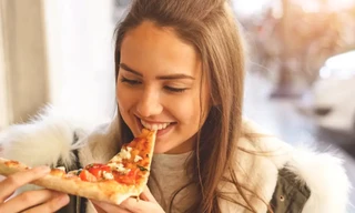 Để nguyên không cắt bánh pizza