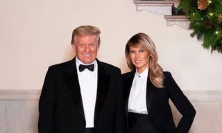 Tổng thống Trump và Phu nhân chụp ảnh mừng Giáng Sinh, cư dân mạng nhận ra điều đặc biệt