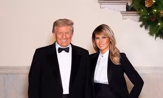 Tổng thống Trump và Phu nhân chụp ảnh mừng Giáng Sinh, cư dân mạng nhận ra điều đặc biệt