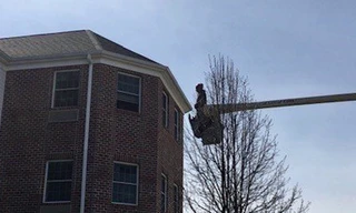 Dùng xe cẩu thăm mẹ