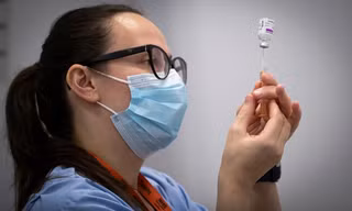 Đã tiêm vắc-xin phòng SARS-CoV-2 rồi mà nhiễm virus, liệu có thể lây cho người khác?