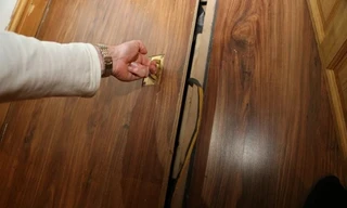 Mua nhà xong phát hiện ra một căn phòng bí mật, chủ nhà mở cửa rồi sợ hãi chỉ muốn bỏ đi