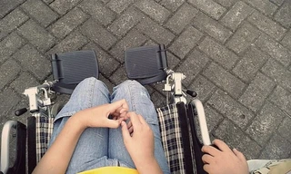 Phẫn nộ người mẹ bắt con gái khỏe mạnh ngồi xe lăn suốt 8 năm, nói dối do bị tự kỷ