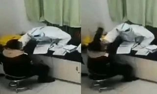 Khó chịu khi lấy mẫu xét nghiệm COVID-19, người nghi nhiễm đấm y tá, khiến ai cũng phẫn nộ