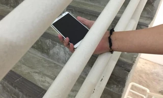 Giảng viên quay video dưới váy nữ sinh