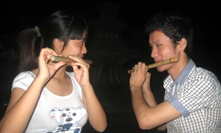 Thổi sáo và giao lưu kết bạn. Ảnh: D.N