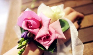 Điểm nhấn lạ - hoa cổ tay cho cô dâu