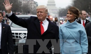 Tân Tổng thống Mỹ Donald Trump (trái) và phu nhân sau lễ tuyên thệ nhậm chức ở Washington, DC ngày 20/1 vừa qua. (Ảnh: AFP/TTXVN)
