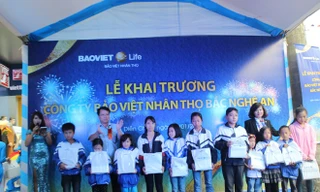 Thị trường bảo hiểm nhân thọ đang cho thấy sự bứt tốc của doanh nghiệp nội (Trong ảnh: Học sinh nghèo được tặng học bổng tại lễ khai trương Bảo việt Nhân thọ Bắc Nghệ An)