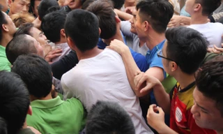 Hàng trăm trai làng hò reo lao vào giành bông giữa sân đình