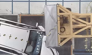 Với những va chạm mạnh như thế này, không cài dây an toàn có thể coi là ký vào giấy "tử"