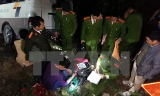 Lực lượng chức năng tỉnh Lào Cai khám nghiệm hiện trường và điều tra nguyên nhân vụ tai nạn. (Ảnh: Hương Thu/TTXVN)