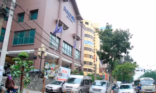 Xe ô tô đỗ kín vỉa hè trước khách sạn Fotuna Hà Nội trên phố Láng Hạ (phường Thành Công, Ba Đình, Hà Nội). Ảnh: Trường Phong