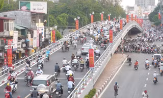 Cầu vượt nhẹ Hà Nội trước đây được xây dựng sau khi Sở GTVT Hà Nội lựa chọn nhiều ý tưởng góp ý