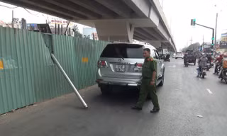 Nóc ô tô bị thanh thép rơi trúng đâm thủng.