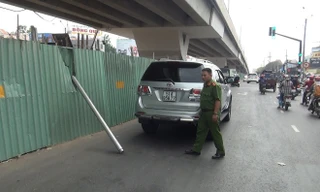 Nóc ô tô bị thanh thép rơi trúng đâm thủng.