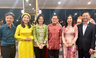 Thứ trưởng Bộ Ngoại giao gặp gỡ bà con người Việt tại Singapore đầu năm mới Ất Tỵ 