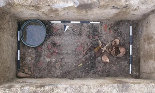 Hé lộ ngôi mộ 'Hoàng tử băng giá' được chôn cùng thanh kiếm và một chú lợn con 