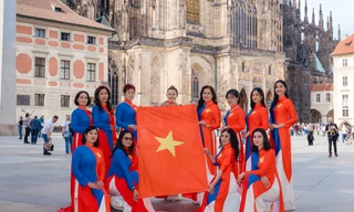 Áo dài Việt tỏa sáng ở thủ đô Praha, thu hút sự quan tâm của bạn bè quốc tế