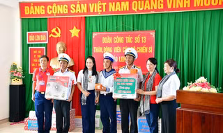 'Chuyến tàu Đại đoàn kết' đưa kiều bào ra thăm Trường Sa và Nhà giàn DK-I 