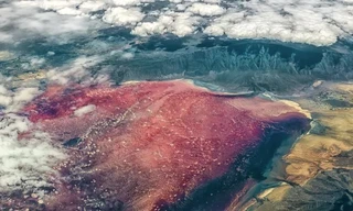 Kỳ lạ: Hồ nước đỏ như máu, biến động vật thành 'đá'