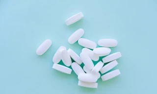 Chế thuốc giảm đau từ chất thải nhựa: Bí mật trong phòng thí nghiệm E.coli