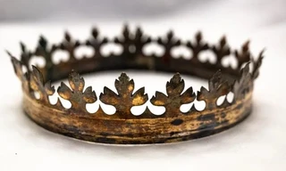 Tìm thấy 'kho báu vô giá' giấu trong hốc tường