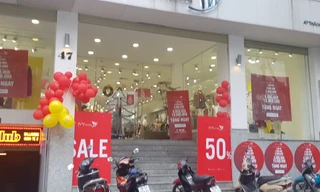 Cửa hàng, trung tâm thương mại 'hốt bạc' dịp Giáng sinh