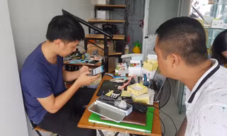 Phụ huynh đổ xô mua đồng hồ định vị sau vụ học sinh trường Gateway bị bỏ quên