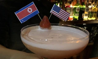 Đồ uống cocktail mới tại một nhà hàng trên phố cổ chào mừng sự kiện Trump- Kim