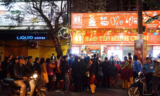 Người dân xếp hàng từ sáng sớm chờ mua vàng tại phố vàng Trần Nhân Tông (Hà Nội). Ảnh: Như Ý