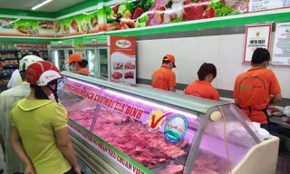 Siêu thị giảm giá thịt lợn trong bối cảnh nhiều nơi tăng giá