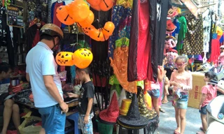 Dịp lễ hội Halloween, các cửa hàng trên phố lại đắt khách