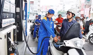 Giá xăng tăng ảnh hưởng đến người tiêu dùng.