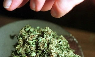 Chính phủ bán ma túy cho công dân